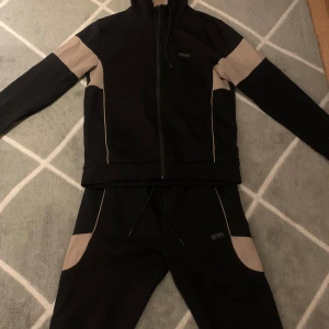 Boss Tracksuit - Köpt för 3400 kr på Thernlunds, kvitto finns. Pris kan diskuteras vid en snabb affär.