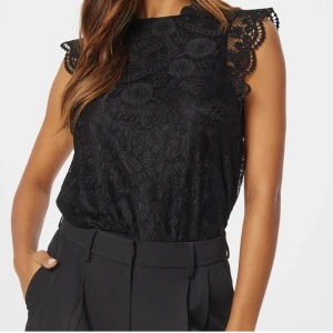 Spets blus från pieces - Jättesöt blus/topp från pieces som knappt är använd och i fint skick💓