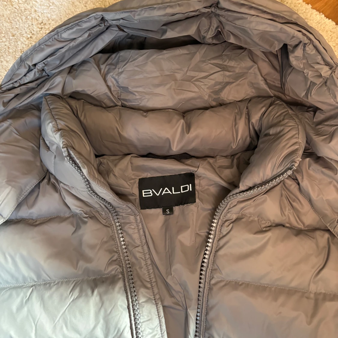 Grå pufferjacka från Bvaldi med huva - 2