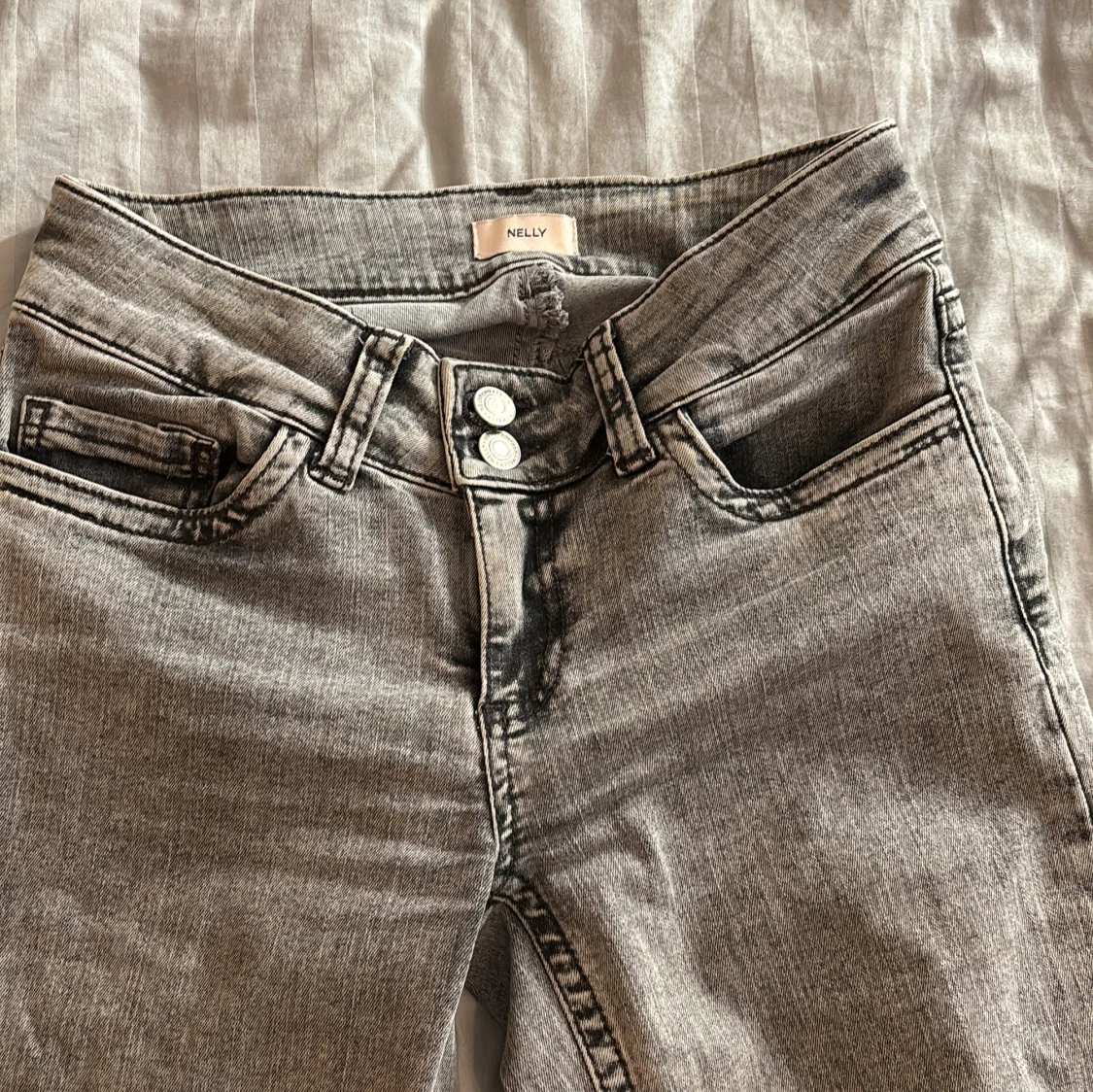 Grå bootcut jeans från Nelly - 1