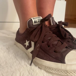 Vinröda Converse Starplayer sneakers - Säljer ett par vinröda Converse sneakers med vit sula och vit stjärndetalj på sidan. Perfekt för dig vill sticka ut med en unik färg. Säljer pga fel storlek men jag älskar dom. De är en aning smutsiga på bilden men innan jag skickar iväg vid köp putsar jag såklart upp dom!❤️❤️ ny pris ligger på ungefär 800🙌🏼😇