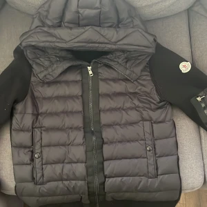 Moncler cardigan tricot - Säljer min Moncler Cardigan, vid fundering eller om ni vill ha fler bilder så är det bara att skicka ett dm!  Alla og tags följer med! 