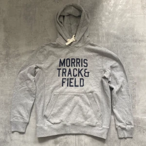 Grå Morris hoodie  - Jag Säljer en fet hoodie från Morris| skicket på tröjan är bra 8/10 | storlek M | ny pris 2000: mitt pris är 499 | skriv vid frågor och funderingar      