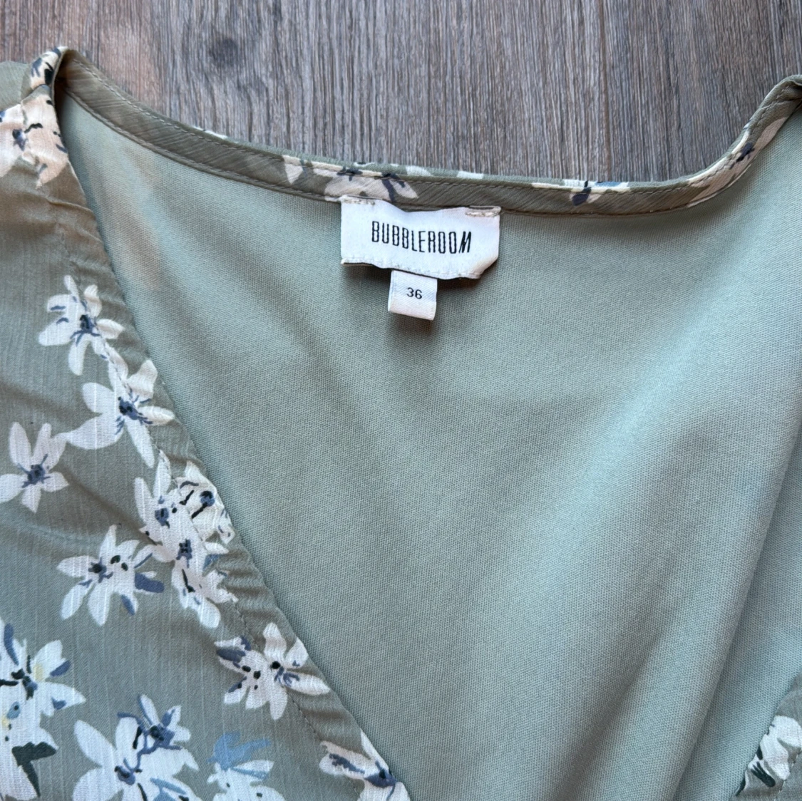 Blommig omlottklänning från Bubbleroom - 2