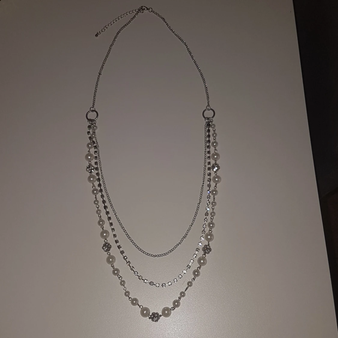 Silverfärgat halsband med pärlor