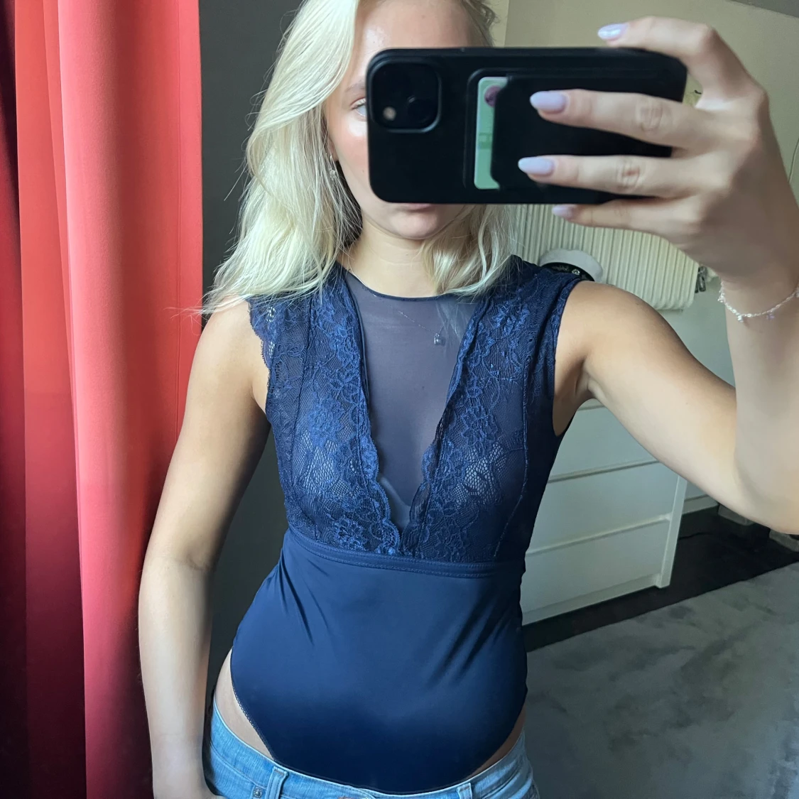 Mörkblå spetsig body med mesh