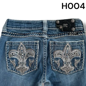 Miss me jeans - Säljer dessa jättefina miss me jeans med snygga bakfickor! Dom är små i storlek och midjemått är 32cm💕obs en av läder sidorna har lossnat därav priset! Nypris runt 1300kr (priset kan diskuteras vid snabbt köp!)