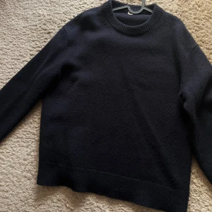 Arket stickad tröja - Xl passar L. Skriv vid frågor, små knopprig 