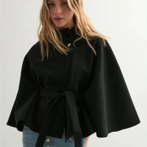 Poncho jacket - Säljer min poncho jacka från Nelly helt ny i princip använd 3 gånger säljer då den ej faller mig i smaken. Skriv för fler bilder eller andra frågor💕