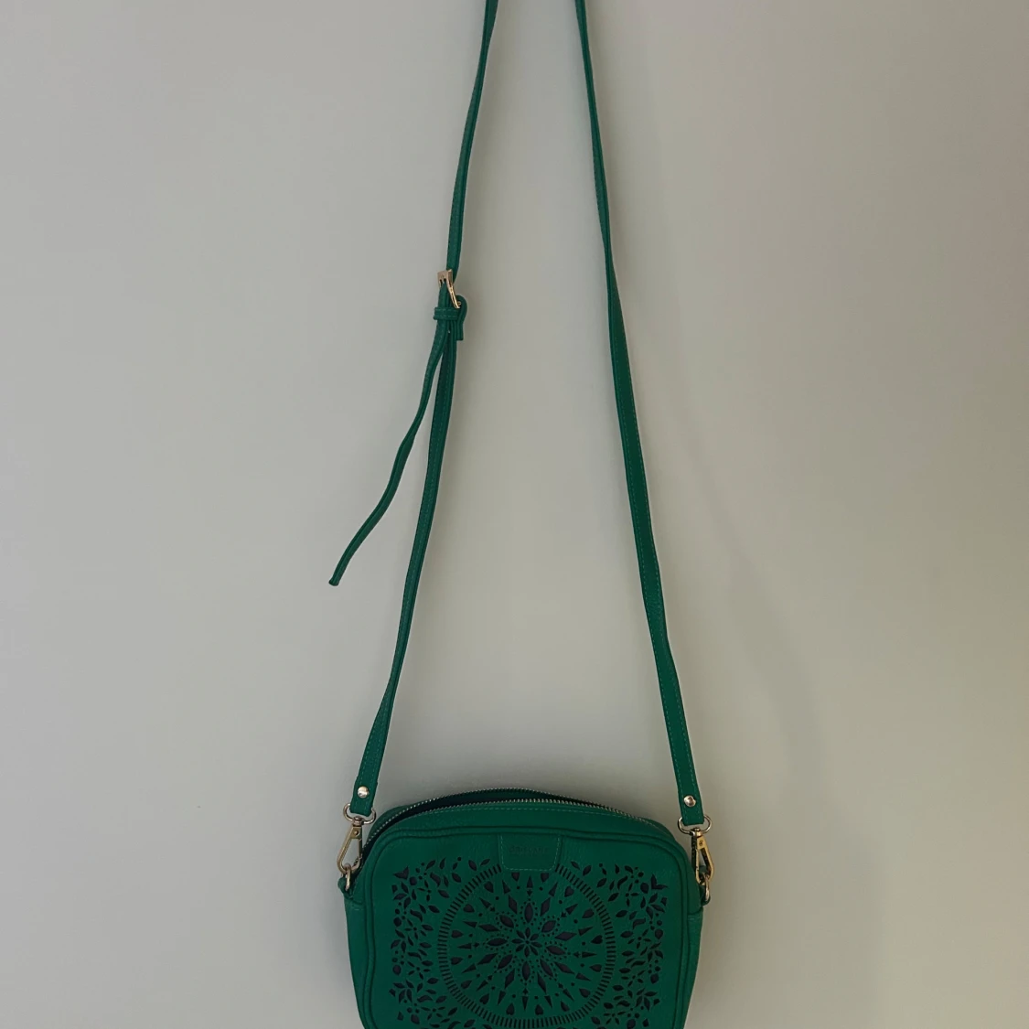 Grön axelväska med mönstrad framsida