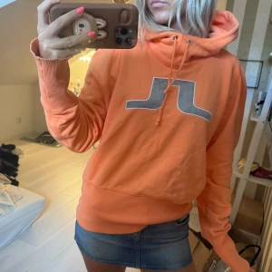 J lindberg hoodie - J lindberg hoodie i storlek XL men passar mig som bär S (se bilder). Skriv för prisförslag 
