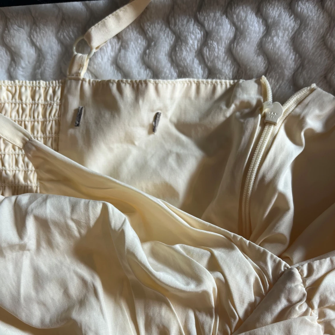 Ljusgul kort klänning med omlott och knyt - 3