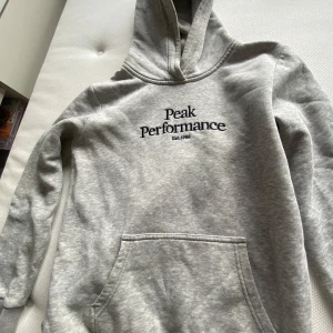Grå hoodie från Peak Performance - Säljer en grå hoodie från Peak Performance. Riktigt snygg. Storlek 150 