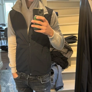 Vindväst - Säljer denna tvärfeta vindväst perfekt inför hösten🍁personen på bilden är ca 180 cm lång och väger 70 kg tveka inte på att kontakta mig vid minsta fundering eller vid eventuella frågor🙌