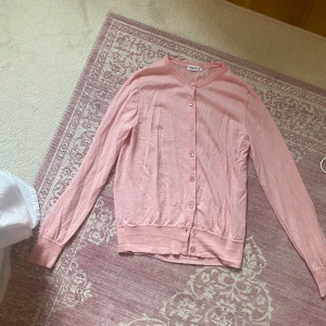 Filippa K kofta  - 100% ull (merinoull). Liten i storleken, mer XS-S. Bortklipp lapp på insidan. 