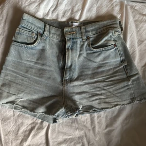 Ljusblå jeansshorts  - Snygga ljusblå jeans shorts från Zara eller igentligen jeans men jag själv har klippt av dem till shorts, säljer då dem är för små för mig 
