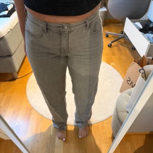 Gråa straight jeans - Gina tricot  - Säljer dessa gråa jeansen från Gina!!! Använda men i fint skick!! Storlek 44, men skulle säga passar en 42a oxå