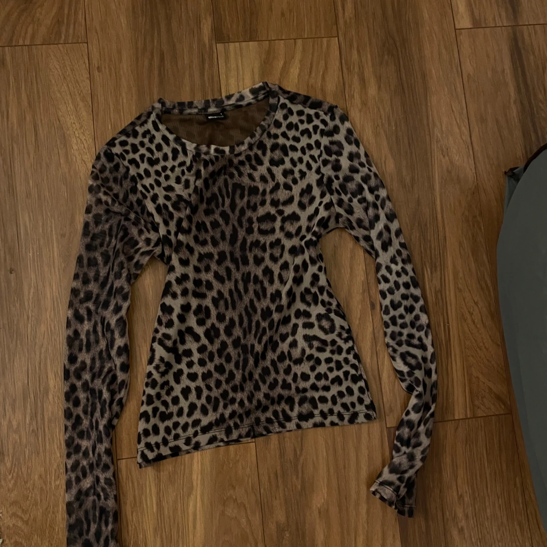 Leopardmönstrad långärmad tröja