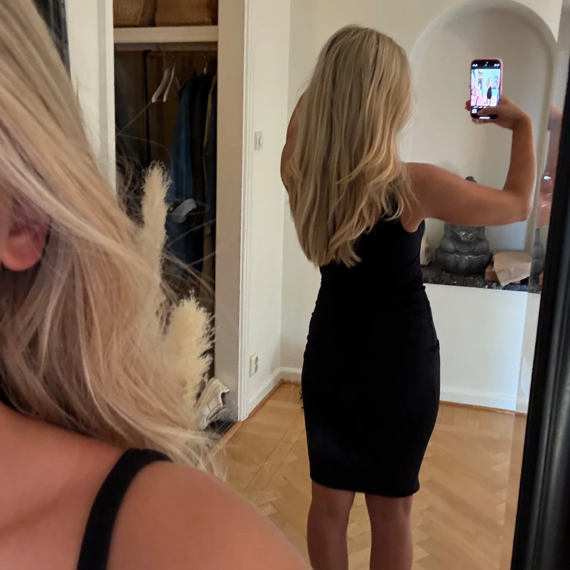 Svart tight ärmlös klänning - 2