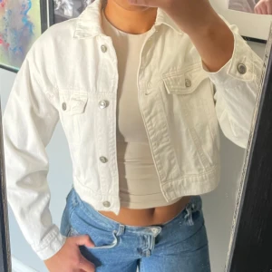 Vit jeansjacka  - En superfin ny och oanvänd jeans jacka🤍