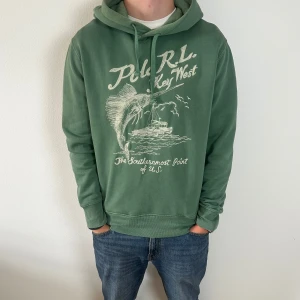 Ralph lauren hoodie | M  - Eftertraktad Ralph lauren hoodie | M | mycket fint skick och inga defekter | modellen på bilden är ca 180 cm | hör av dig för frågor 🙌| 