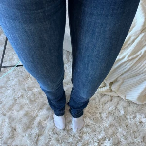 Mörkblå flare-jeans - Bilderna talar inte för hur de ser ut på någon som de passar, jag har storlek 38 så dessa är supersmå på mig så man framhäver här inte hur flare de är.  Men de är superfina och i fint skick, jag har spretat upp ner till.