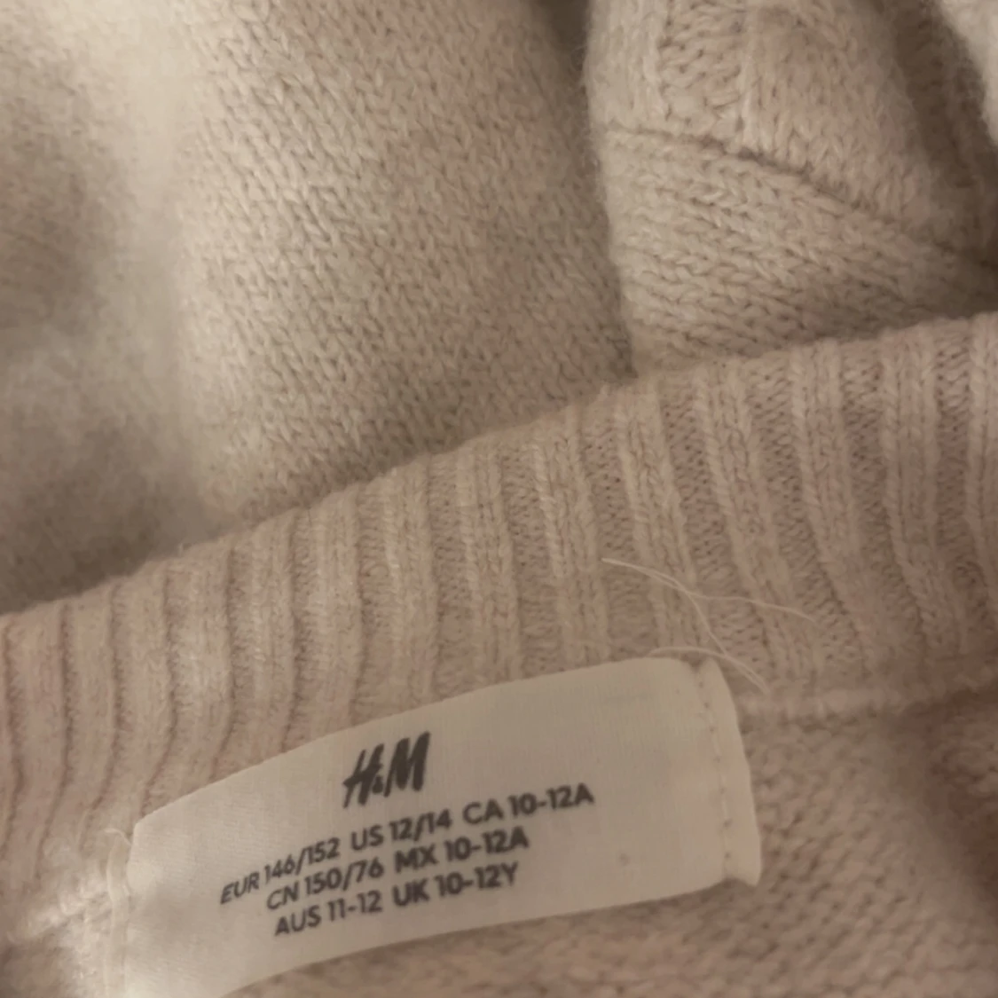 Beige stickad tröja från H&M - 1