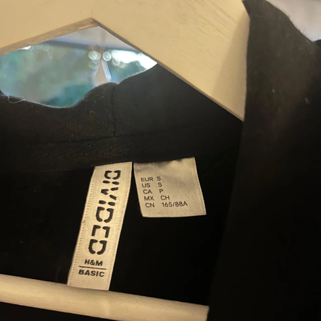 Svart hoodie med dragkedja från H&M - 2