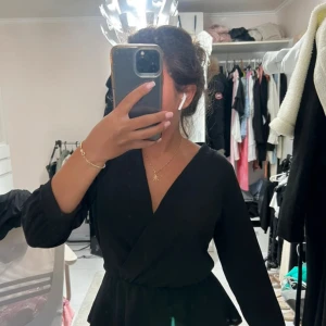 Svart långärmad blus - Resår i midjan 