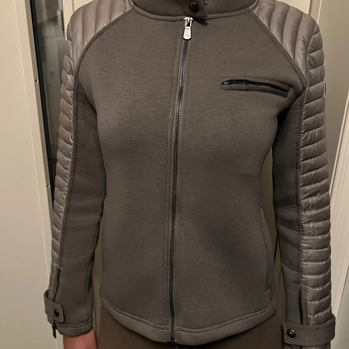 Grå cardigan jacka från JOTT - 1