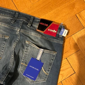 Jacob Cohën bard jeans helt nya - Säljer ett par helt nya Jacob Cohën jeans i size 32. Modell: Bard.