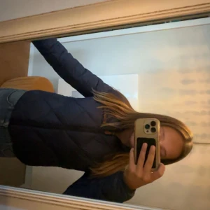 Mörkblå pufferjacka från peak performance  - Mörkblå jacka från peak performance!! Skricka gärna pris förslag!! 🤗🤗