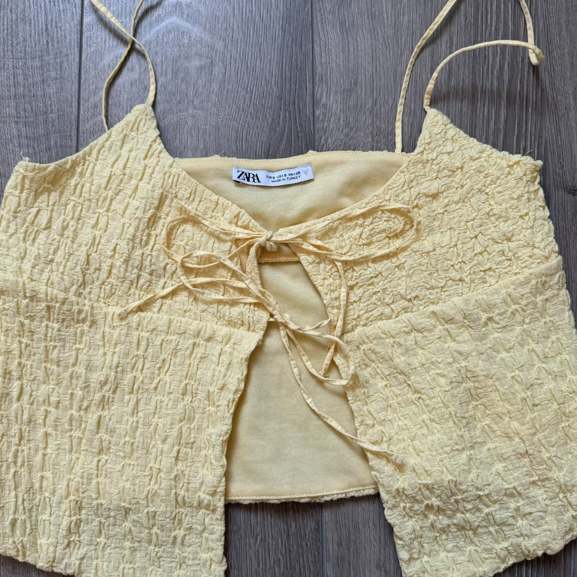 Gul omlott topp från Zara