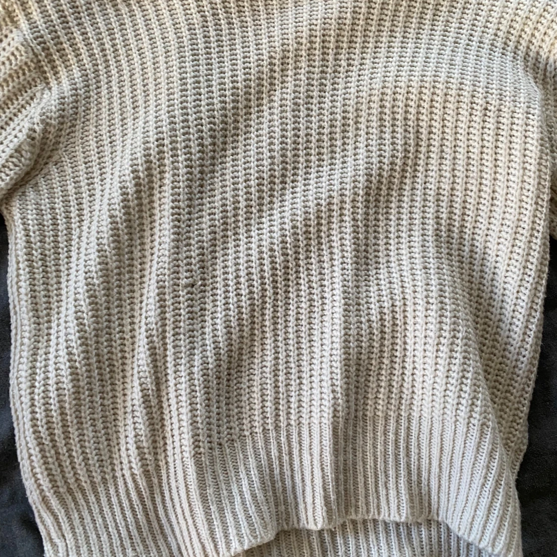 Beige stickad tröja med ribbad struktur