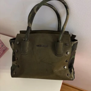Olivgrön handväska Steve Madden - Jääätreecool lite tecken på användning som man ser på bilderna köpt på plick för 6 månader sen!!!! Kan sänka pris vid snabb affär 