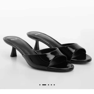 Svarta kitten heels - Skitsnygga låga svarta klackar med lack effekt från Mango! Helt slutsålda online och nya med prislappen kvar 🥰