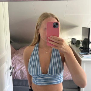 Blåvit topp - Söt blåvit topp med öppen rygg från HM!