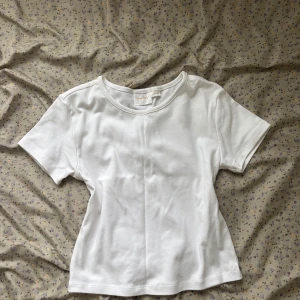 Vit T-Shirt - Jätte söt Vit tisha inför skolstarten. Passar som XS