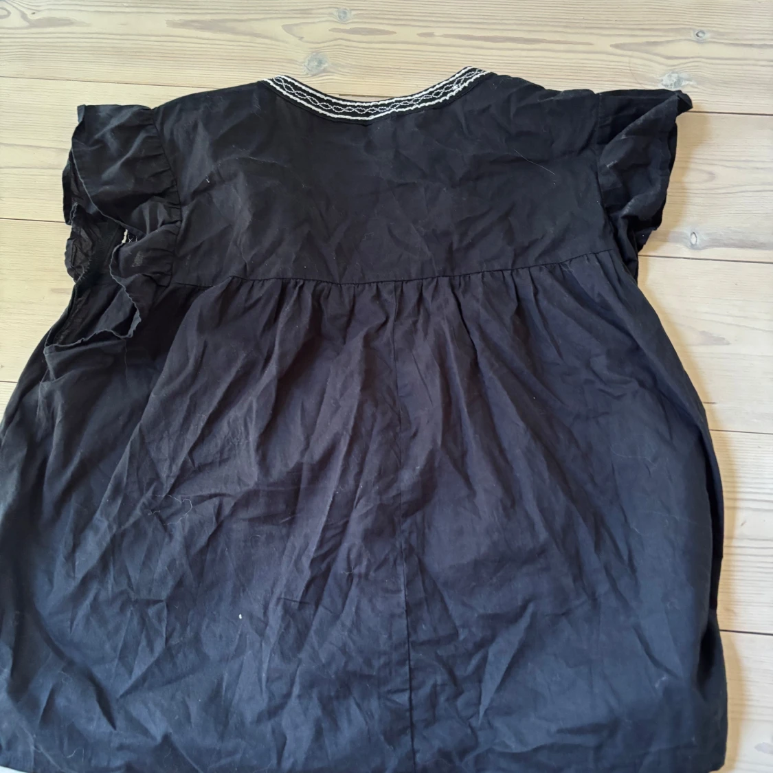 Svart blus med broderi från H&M - 2