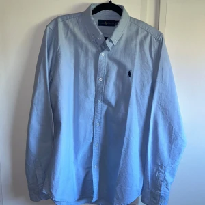 Ljusblå skjorta från Ralph Lauren - Ralph Lauren skjorta i ljusblått.   Storlek S, oanvänd, endags testad.   Fraktar samma dag.