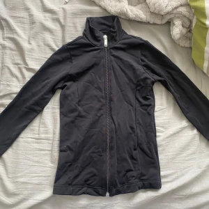 Tränningskofta - Så söt men liten. Är i barn storlek men skulle säga typ xxs funkar ändå