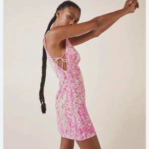 Leo klänning Bershka  - Rosa och vit leopardmönstrad klänning med smala axelband och snörning i sidorna. Klänningen har en figurnära passform. Säljer pga att den är för liten i bysten för mig. Alla lappar är kvar på den och aldrig använd.