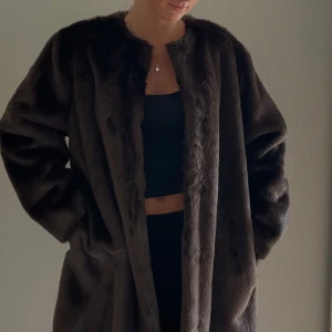 Mörkbrun (fusk)pälsjacka Tiger of Sweden - Snygg mörkbrun pälsjacka från Tiger of Sweden. Storlek 36 men loose fit. Riktigt varm och skön!