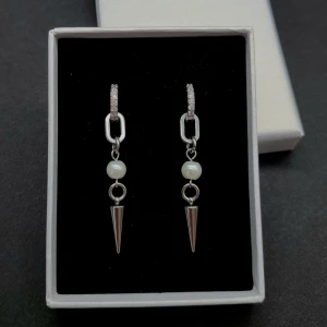 Silvriga örhängen med pärla och spike - Snygga örhängen. Rostfrit stål 