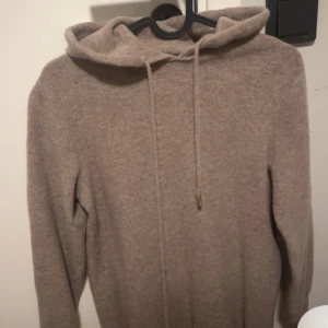 Beige hoodie i kashmir med huva - Passar bra på mig och är 180, mycket bra skick