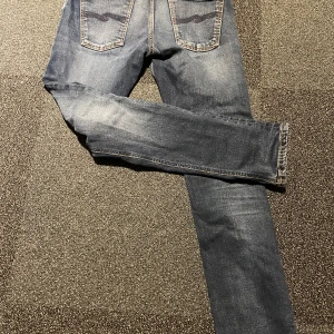 Nudie jeans  - Riktigt snygga nudie jeans i modellen grim Tim, storleken är 29/30 och de är i rätt så bra skick. De har haft ett litet hål vid skrevet som blivit lagat, (bild 3), men inget man ser eller tänker på vid användning!
