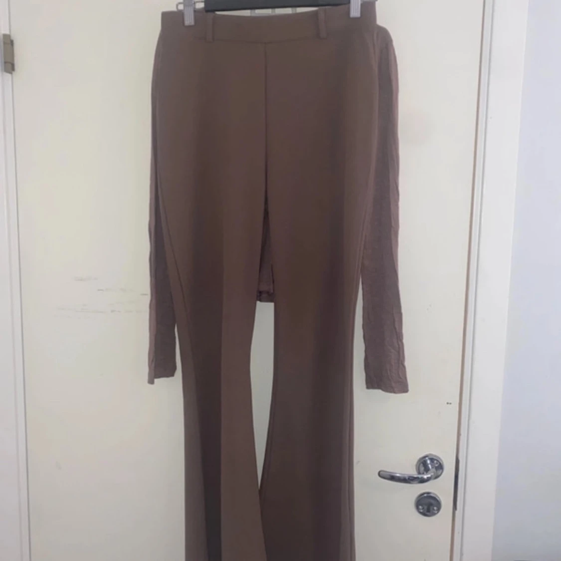 Bruna bootcut byxor med hög midja - 2