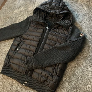 Moncler cardigan - Sjukt fet moncler cardigan perfekt nu till hösten. Den är i riktigt bra skick, Ända defekten går att se på tredje bilden. Bara att skriva vid frågor🙌🏻🙌🏻