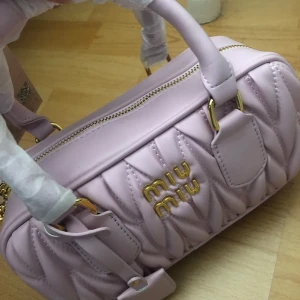 Ljusrosa quiltad handväska från Miu Miu - Superfin ljusrosa handväska från Miu Miu med quiltad design och guldfärgade detaljer. Väskan har två handtag, dragkedja upptill och snyggt Miu Miu-logo i guld på framsidan. Perfekt storlek för det viktigaste och kommer med dustbag.
