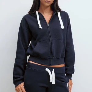 Zip hoodie - Säljer denna hoodie som är helt slutsåld på hemsidan, ny pris är 330kr, säljer för 270kr, använd en gång, finns matchande byxor att köpa påg ginas hemsidan🩷